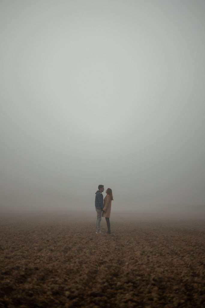 para zakochanych stojąca na polu we mgle