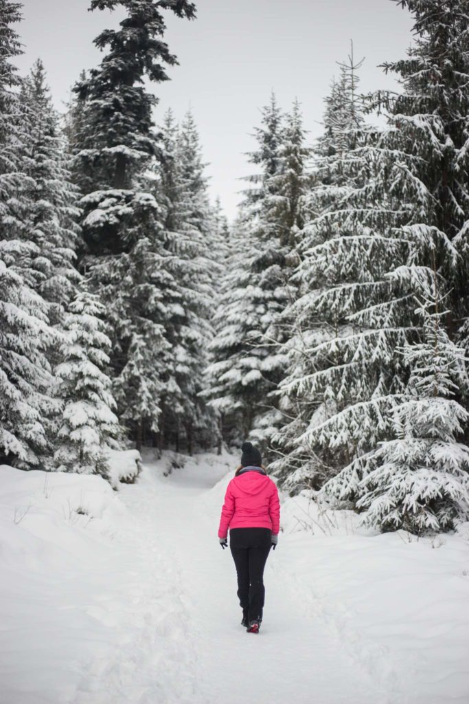 kobieta spacerująca szlakiem na Rusinową Polanę, zima