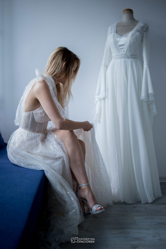 Zdjęcia przedstawiające miarę sukni ślubnej Monalisa Studio w wykonaniu Katarzyna Paciorek Fotografia