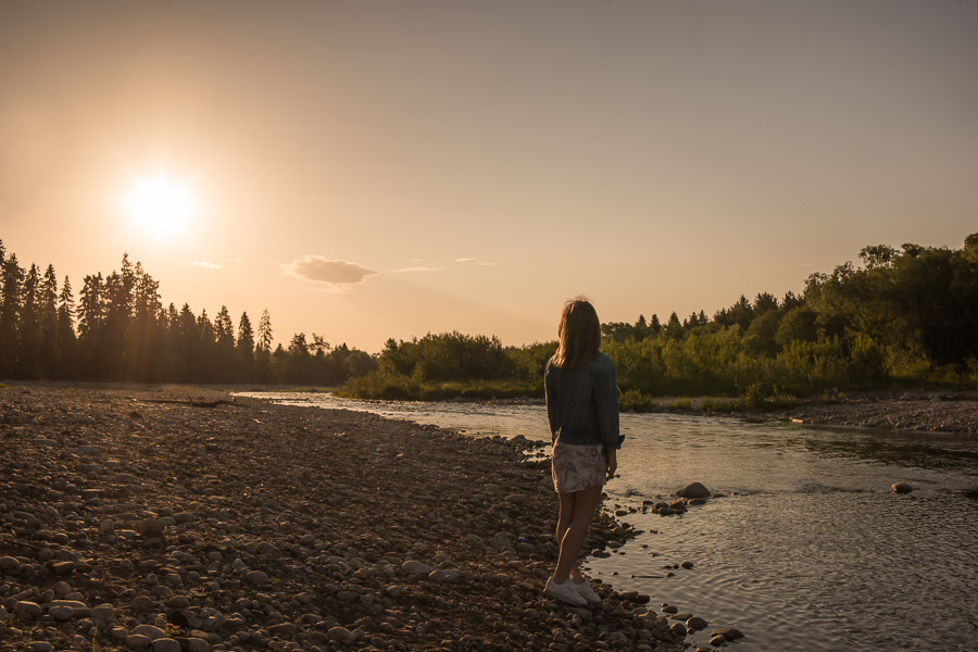 dziewczyna stojąca nad rzeką o wschodzie słońca, katarzynapaciorek.pl