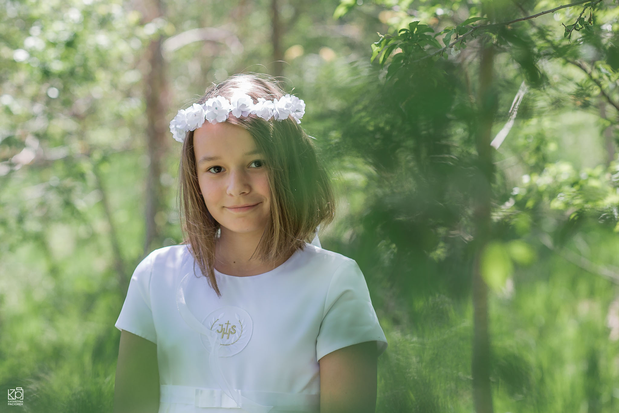 Komunijny Portret Emilki wśród drzew