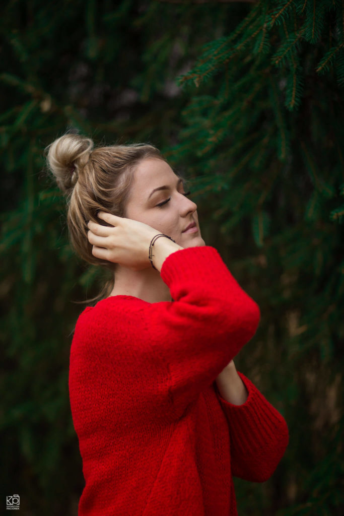 Portret kobiety w czerwonych swetrze