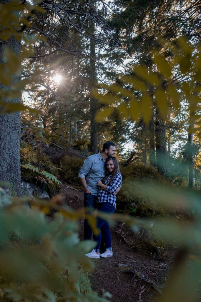Fotografia została wykonana w lesie, przedstawia roześmiane małżeństwo