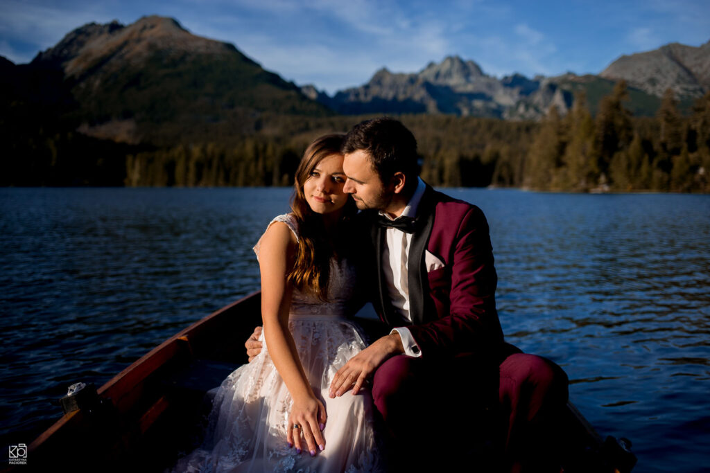 Sesja ślubna w Tatrach, kobieta i mężczyzna tulą się do siebie na łódce
