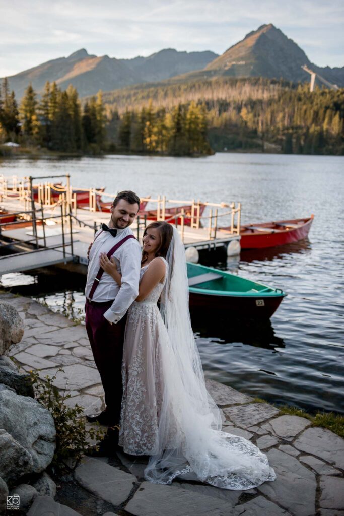 Sesja ślubna nad Jeziorem w Tatrach Wysokich, w tle łódki i góry