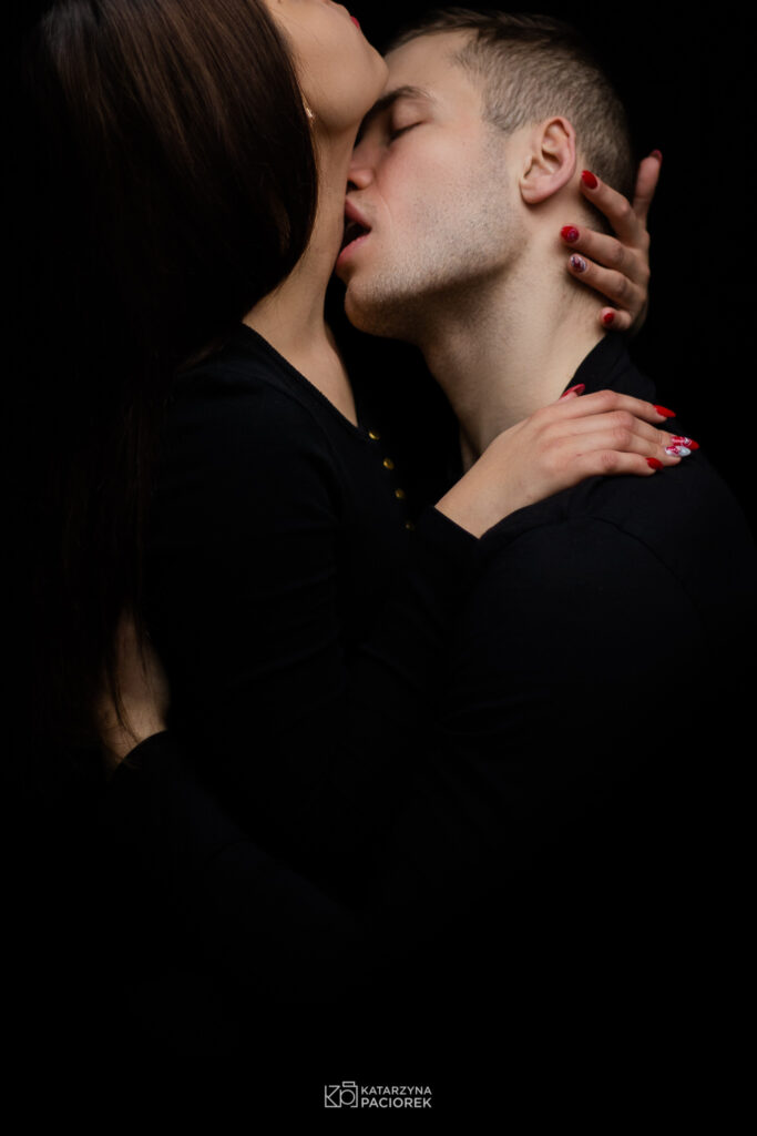 Mężczyzna dotyka ustami kobiecej szyi