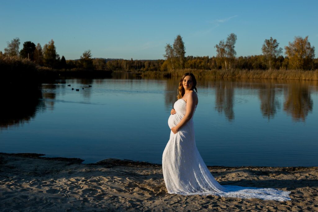 Fotografia przedstawia samą Karolinę, która eksponuje ciążowy brzuszek.